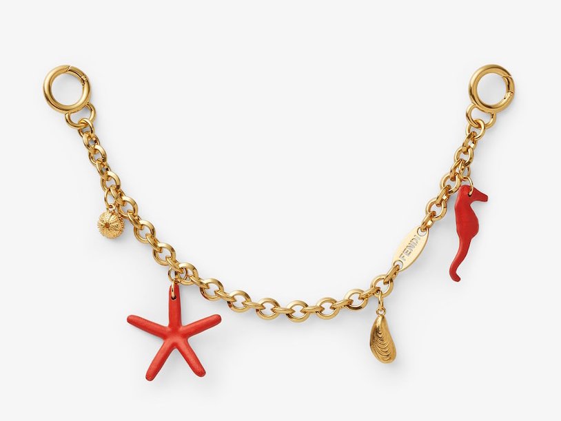 The designer specially launched a metal chain decoration with starfish and seahorse patterns made of